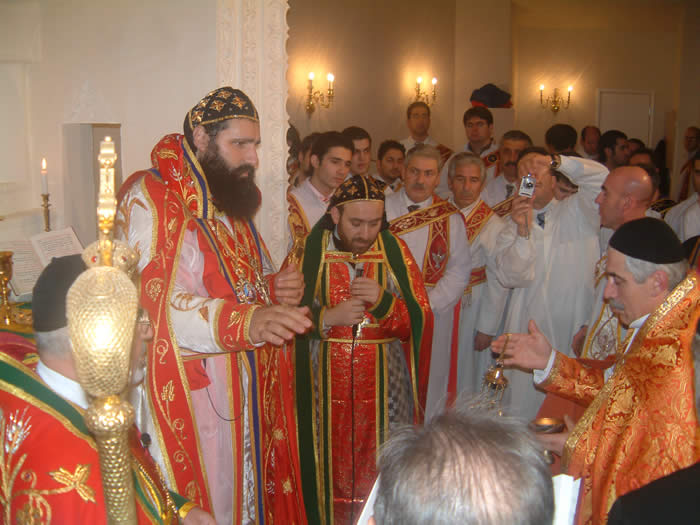 Siman Onar während seiner Weihe zum Priester 
